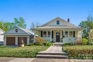 416 3rd Avenue W, Hendersonville, NC 28739
