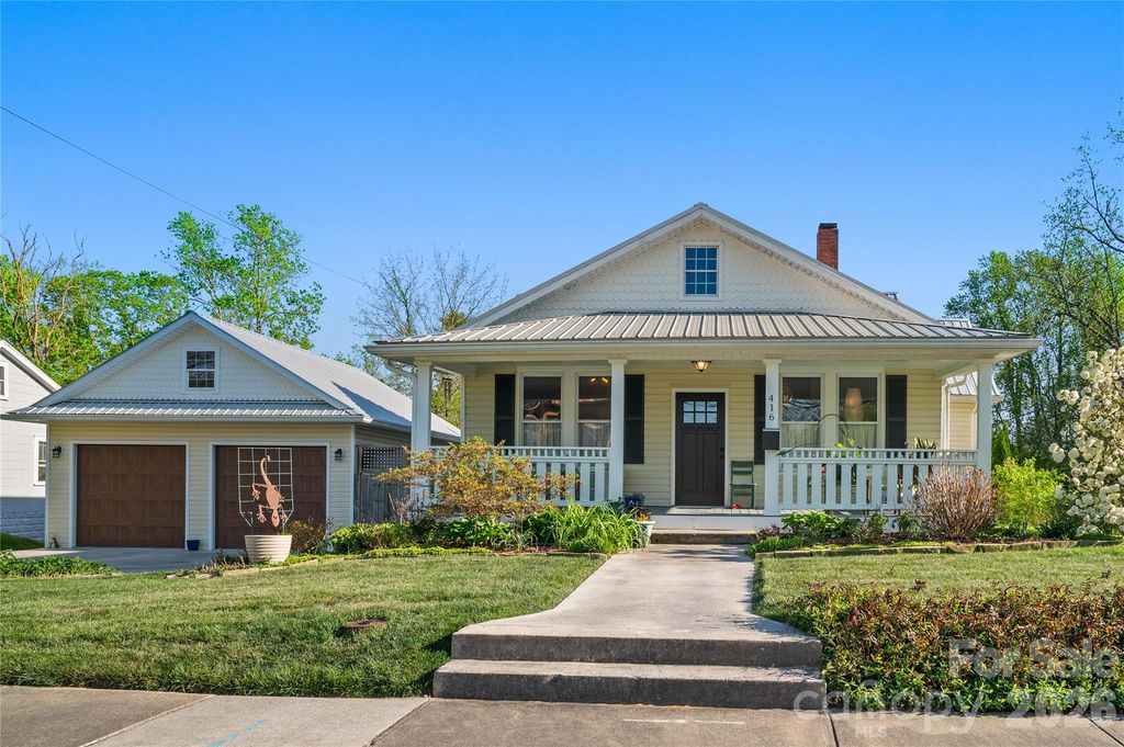 416 3rd Avenue W, Hendersonville, NC 28739