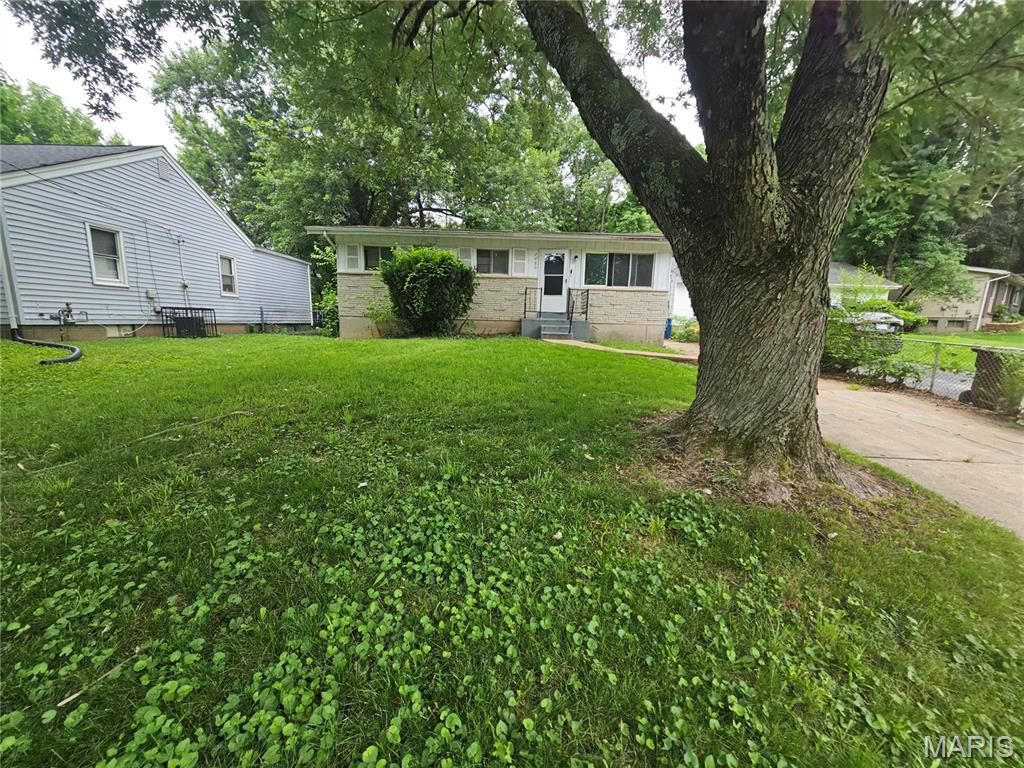 7480 Castro Drive, St Louis, MO 63135