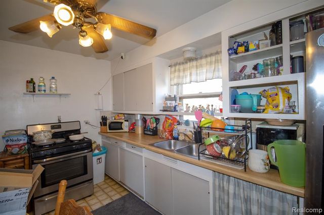 8080 Wayne Road, Romulus, MI 48174