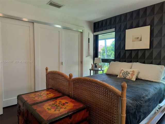 6047 Bayview Dr, Fort Lauderdale, FL 33308