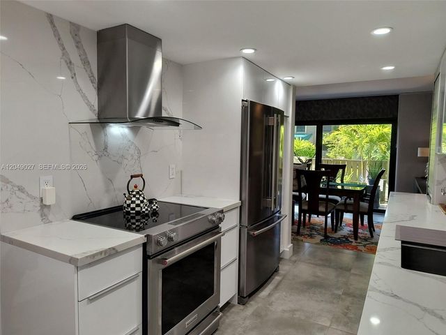 6047 Bayview Dr, Fort Lauderdale, FL 33308