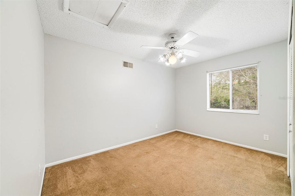 Image 12 of property listing at 1002 GWYN CIRCLE, Oviedo, FL 32765