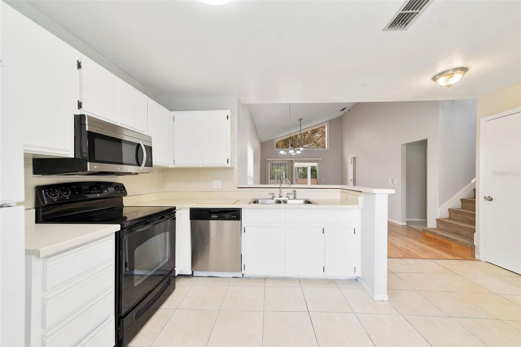 Image 4 of property listing at 1002 GWYN CIRCLE, Oviedo, FL 32765