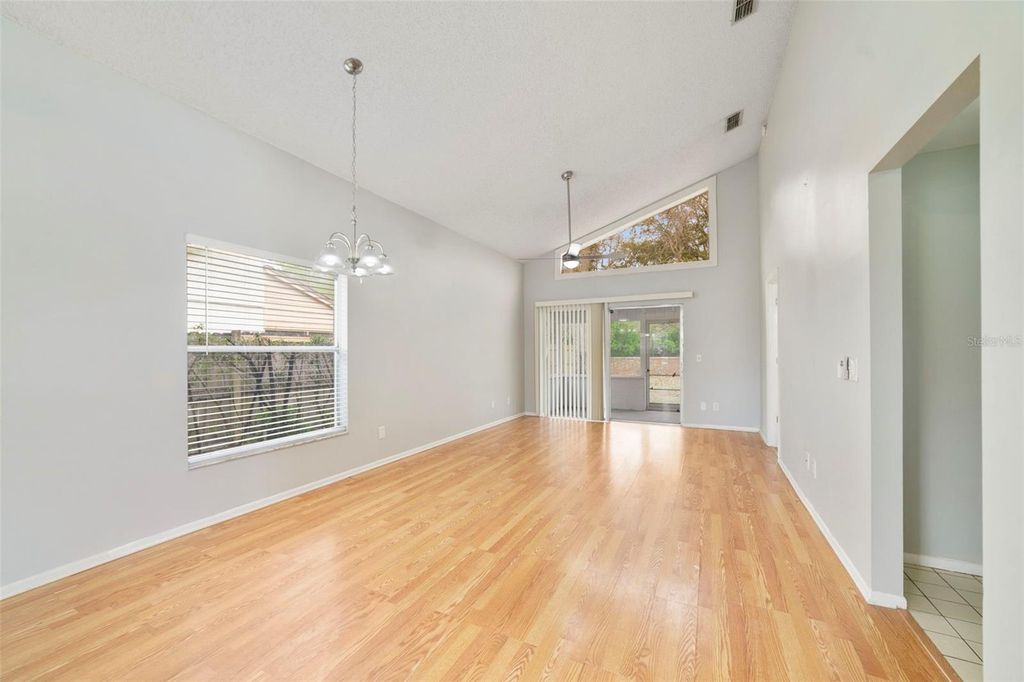 Image 5 of property listing at 1002 GWYN CIRCLE, Oviedo, FL 32765