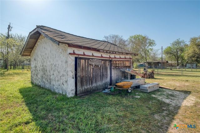 809 S Pecan Avenue, Luling, TX 78648
