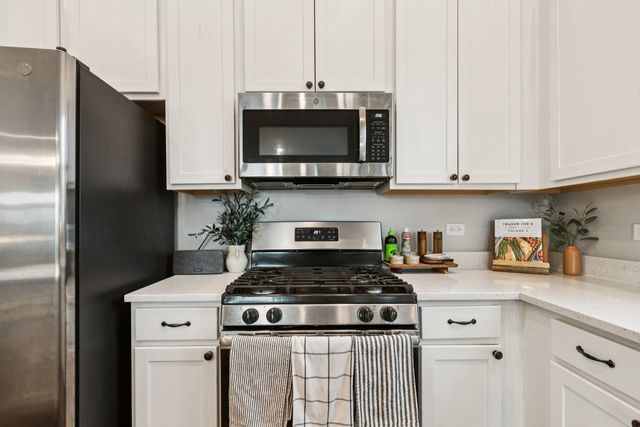 1053 Honey Locust Drive, Crystal Lake, IL 60012