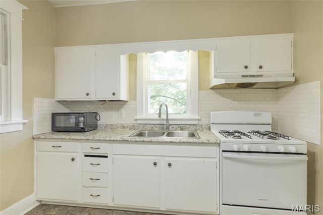 2013 State Street, Alton, IL 62002