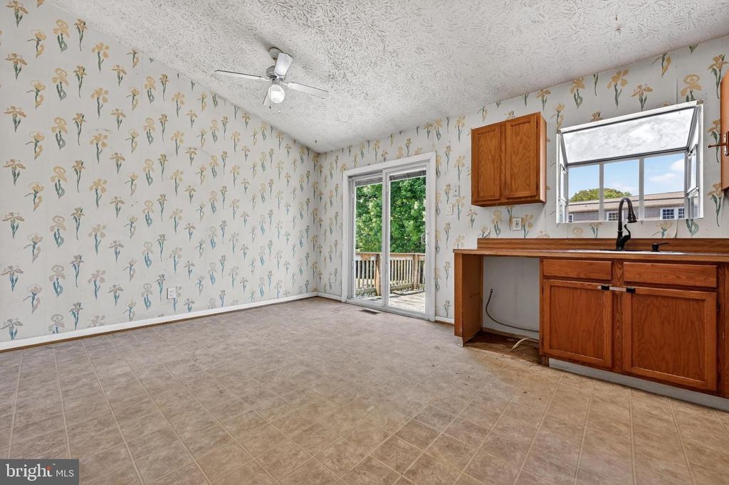 Image 11 of property listing at 7838 TICK NECK RD, Pasadena, MD 21122