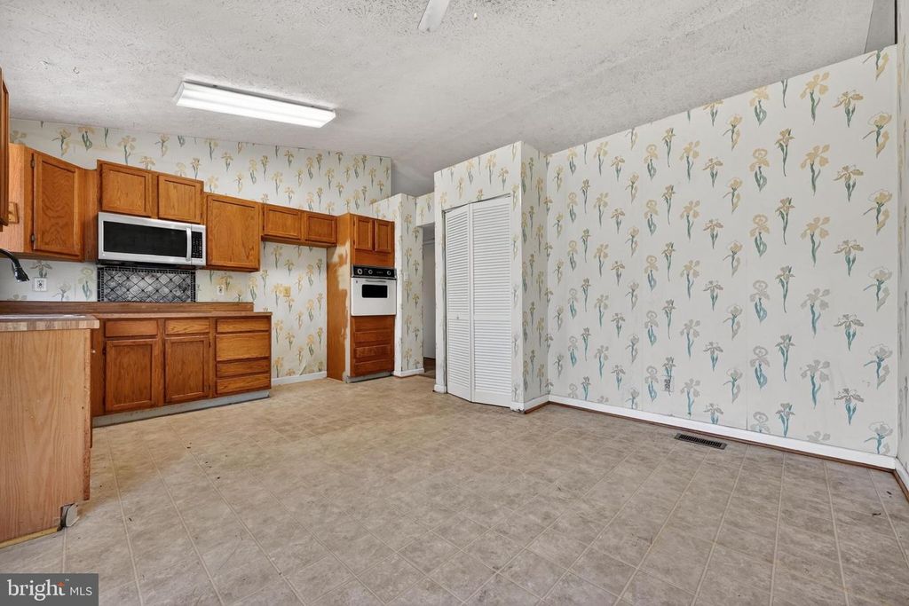 Image 13 of property listing at 7838 TICK NECK RD, Pasadena, MD 21122