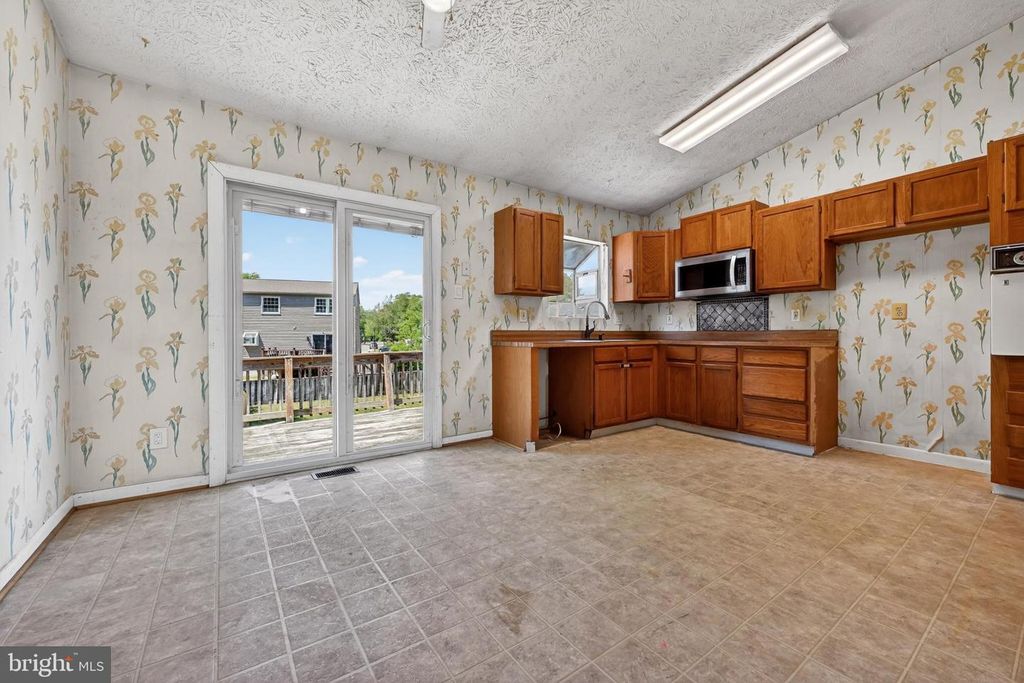 Image 14 of property listing at 7838 TICK NECK RD, Pasadena, MD 21122