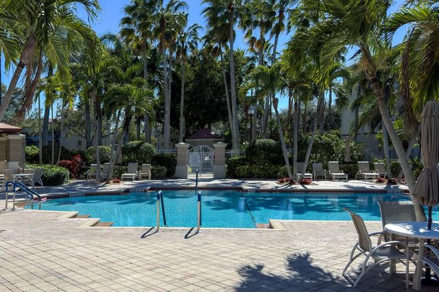 5906 CRYSTAL SHORES Drive 404, Boynton Beach, FL 33437