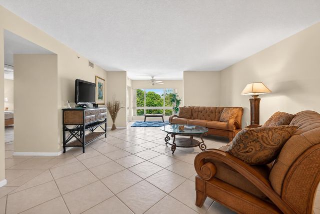 5906 CRYSTAL SHORES Drive 404, Boynton Beach, FL 33437