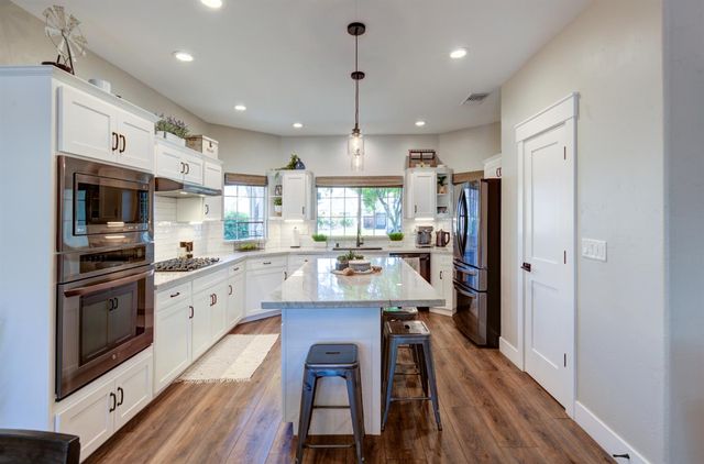 1812 E Oakmont Avenue, Fresno, CA 93730