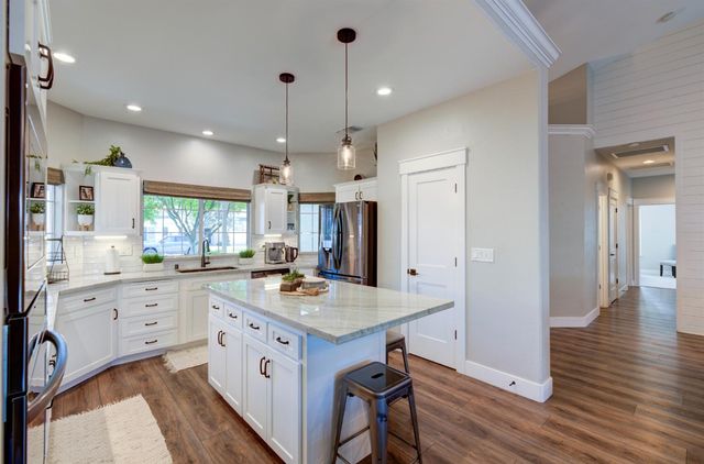1812 E Oakmont Avenue, Fresno, CA 93730