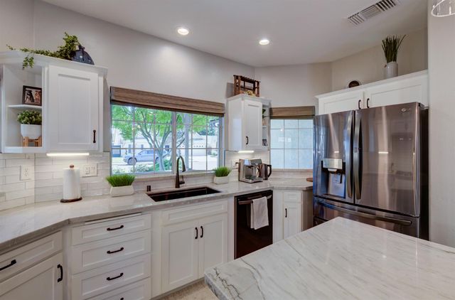 1812 E Oakmont Avenue, Fresno, CA 93730