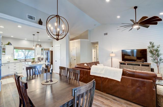 1812 E Oakmont Avenue, Fresno, CA 93730
