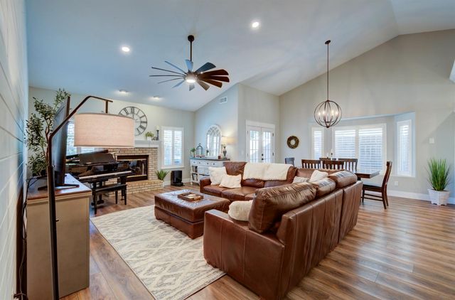 1812 E Oakmont Avenue, Fresno, CA 93730