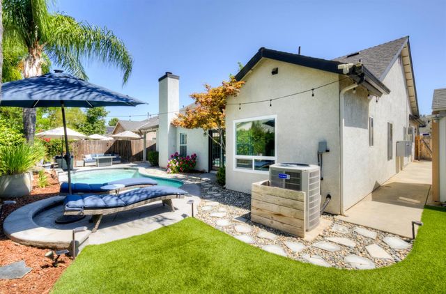 1812 E Oakmont Avenue, Fresno, CA 93730