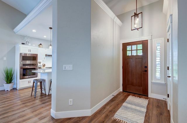 1812 E Oakmont Avenue, Fresno, CA 93730