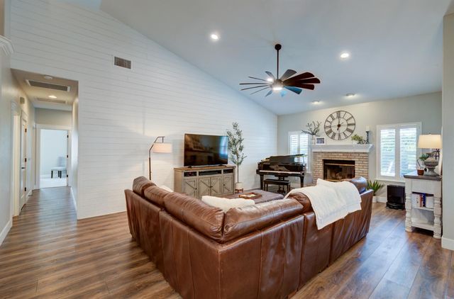 1812 E Oakmont Avenue, Fresno, CA 93730