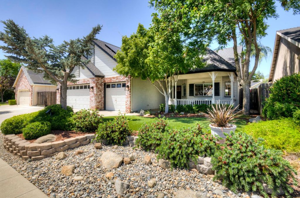 Image 1 of property listing at 1812 E Oakmont Avenue, Fresno, CA 93730