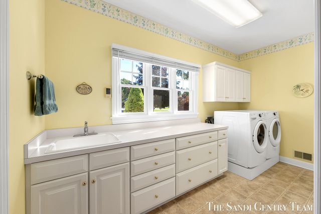 18090 Wildwood Springs Parkway, Spring Lake Twp, MI 49456