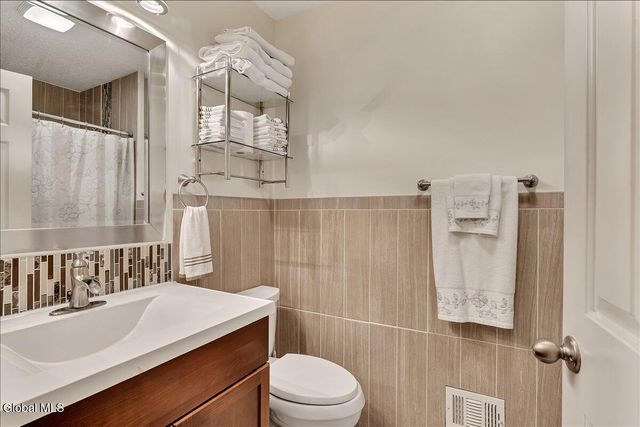 15 Wilton Court, Halfmoon, NY 12065