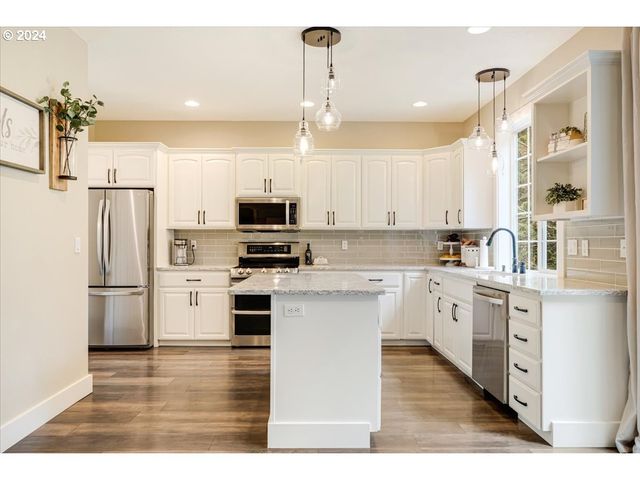 18389 S WINNIFRED Ave, Molalla, OR 97038