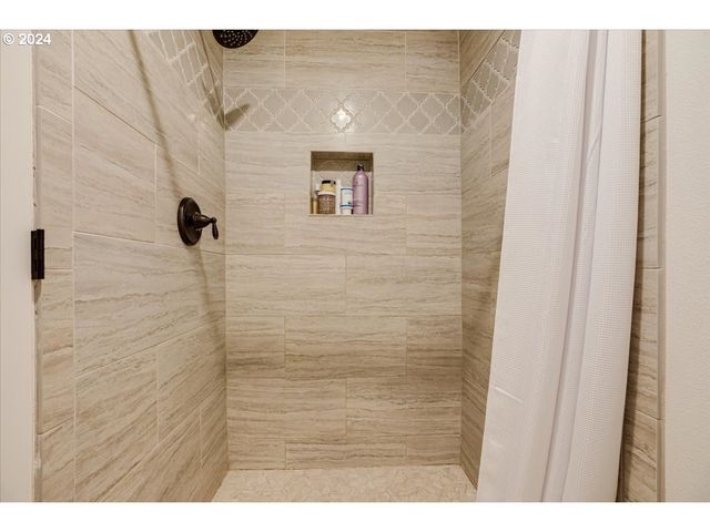 18389 S WINNIFRED Ave, Molalla, OR 97038