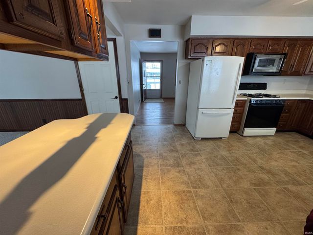 7090 W Crestwood Drive, Delphi, IN 46923
