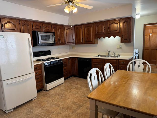 7090 W Crestwood Drive, Delphi, IN 46923