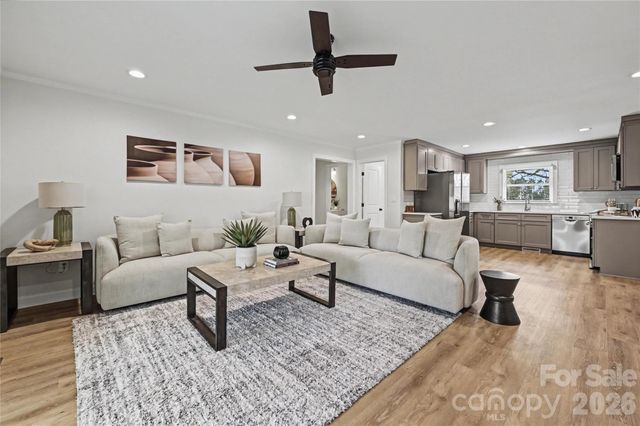 815 Hartness Avenue, Charlotte, NC 28211