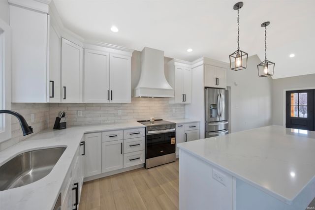 6100 Ashford Drive, Newburgh, IN 47630