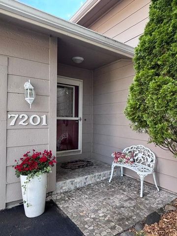 7201 32nd Avenue N, Crystal, MN 55427