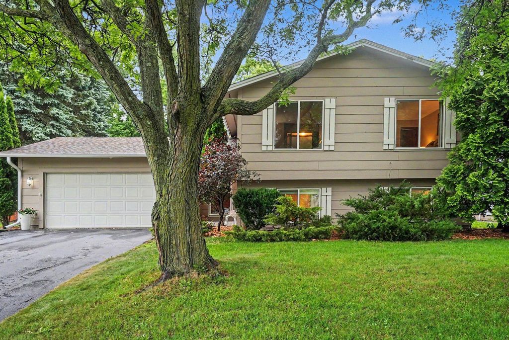 7201 32nd Avenue N, Crystal, MN 55427