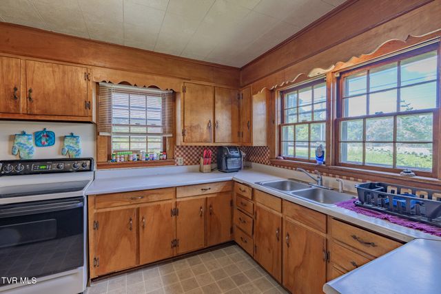 100 Salvage Lane, Johnson City, TN 37604