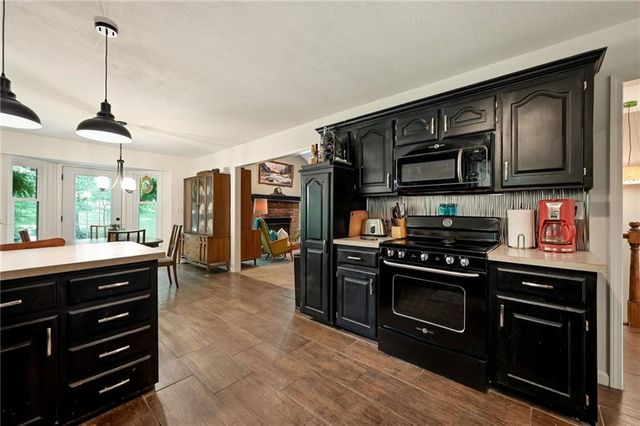 22001 S Hedge Hill Drive, Pleasant Hill, MO 64080