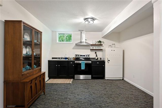22001 S Hedge Hill Drive, Pleasant Hill, MO 64080