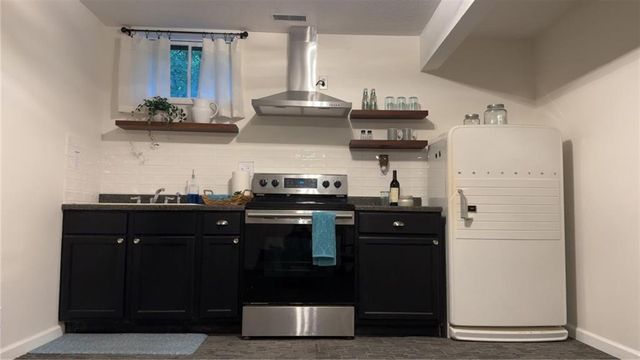 22001 S Hedge Hill Drive, Pleasant Hill, MO 64080