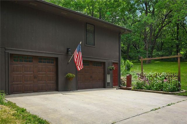22001 S Hedge Hill Drive, Pleasant Hill, MO 64080