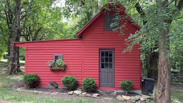 22001 S Hedge Hill Drive, Pleasant Hill, MO 64080