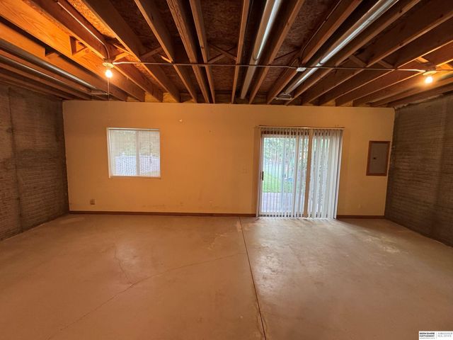 3073 S 35th Avenue, Omaha, NE 68105