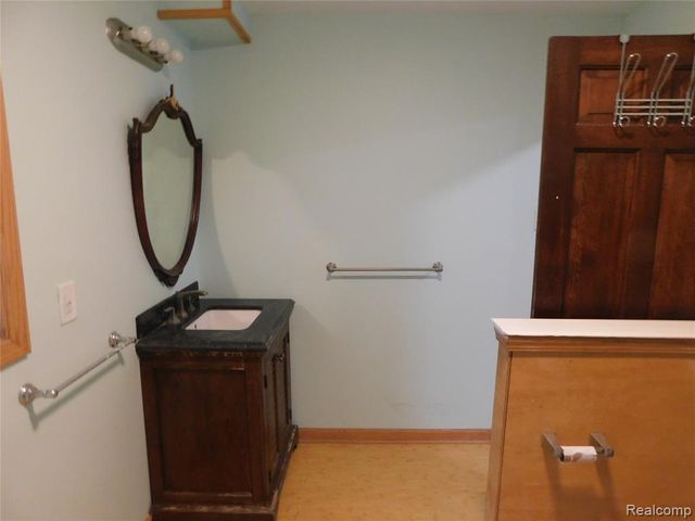 5284 Scotch Settlement Road, Almont, MI 48003