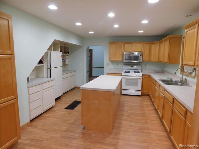 5284 Scotch Settlement Road, Almont, MI 48003