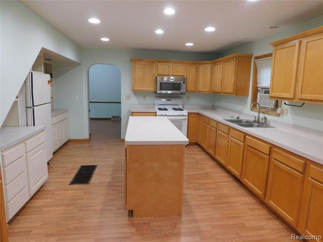 5284 Scotch Settlement Road, Almont, MI 48003