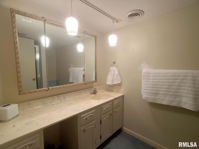 105 N Violet Lane, Carbondale, IL 62901