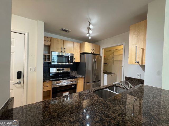 1074 Peachtree Walk NE B220, Atlanta, GA 30309