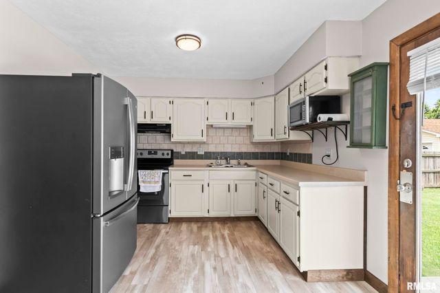 3025 E Griffiths Avenue, Springfield, IL 62702