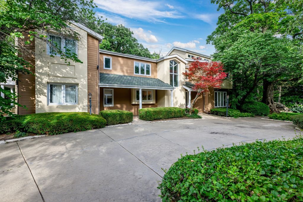 112 Brinker Road, Barrington Hills, IL 60010